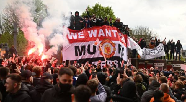 Manchester United vs Liverpool bị hoãn sau các cuộc biểu tình chống Glazer trên sân Old Trafford